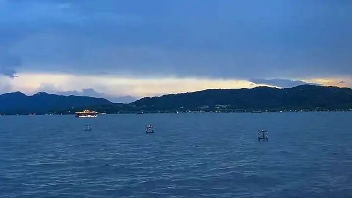 昨天傍晚乌云压顶的西湖 图片来自橙友飞来飞去的📸